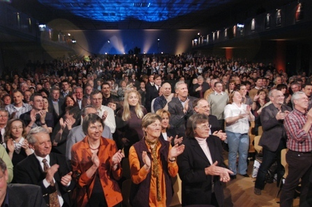 STANDING OVATION